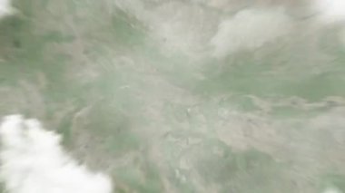 Sofya Anıtı 'ndaki Dünya, uzaydan Sofya' ya yakınlaşacak. Arkasından bulutlar ve atmosferden uzaya zum geliyor. Uydu görüntüsü. Seyahat girişi