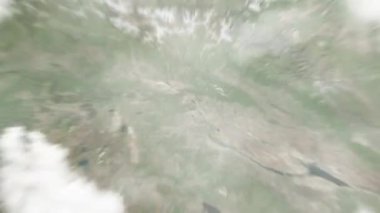 Dünya, Özgürlük Meydanı 'nda uzaydan Tiflis, Gürcistan' a yakınlaşacak. Arkasından bulutlar ve atmosferden uzaya zum geliyor. Uydu görüntüsü. Seyahat girişi