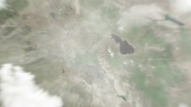 Dünya, Cumhuriyet Meydanı 'ndaki Erivan, Ermenistan' a uzaydan yaklaşıyor. Arkasından bulutlar ve atmosferden uzaya zum geliyor. Uydu görüntüsü. Seyahat girişi
