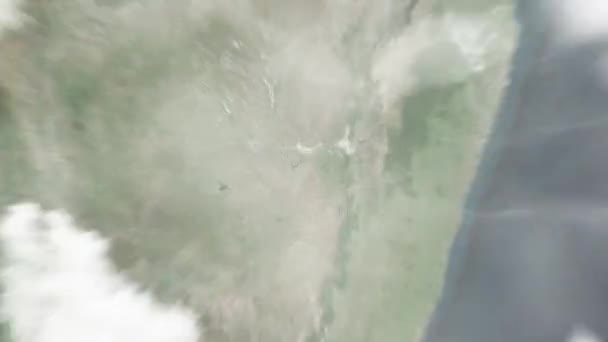 地球在女王宫从太空放大到马达加斯加的塔那那利佛 然后通过云层和大气变焦进入太空 卫星视图 旅行介绍 — 图库视频影像