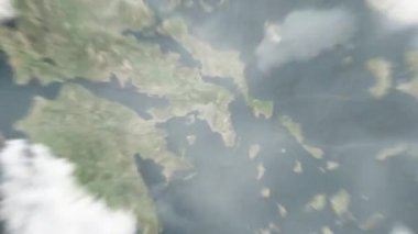 Dünya uzaydan Atina 'ya, Yunanistan' dan Akropolis 'e yakınlaşacak. Arkasından bulutlar ve atmosferden uzaya zum geliyor. Uydu görüntüsü. Seyahat girişi
