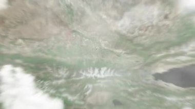 Dünya uzaydan Bishkek 'e, Kırgızistan' dan Ala Too Square 'e yakınlaşır. Arkasından bulutlar ve atmosferden uzaya zum geliyor. Uydu görüntüsü. Seyahat girişi