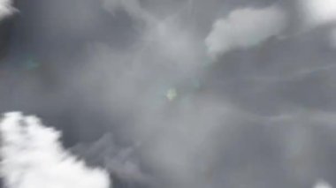Dünya uzaydan Alofi 'ye yakınlaş, Niue. Arkasından bulutlar ve atmosferden uzaya zum geliyor. Uydu görüntüsü. Seyahat girişi