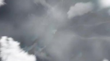 Dünya uzaydan Uçan Balık Koyu 'na, Noel Adası' na zum yapacak. Arkasından bulutlar ve atmosferden uzaya zum geliyor. Uydu görüntüsü. Seyahat girişi