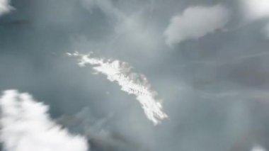 Dünya uzaydan Grytviken, Güney Georgia ve Güney Sandwich Adaları 'na yakınlaşır. Arkasından bulutlar ve atmosferden uzaya zum geliyor. Uydu görüntüsü. Seyahat girişi