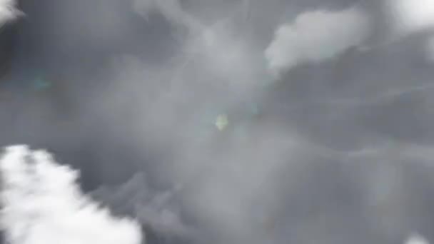 지구는 우주에서 알로피 니우에로 확대됩니다 구름과 대기를 공간으로 확대하여 — 비디오