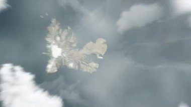 Dünya, uzaydan Port-aux-Francais 'e, Fransız Güney ve Antarktika topraklarına yakınlaşır. Arkasından bulutlar ve atmosferden uzaya zum geliyor. Uydu görüntüsü. Seyahat girişi