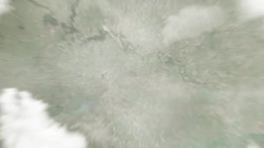 Dünya uzaydan Alchevsk, Ukrayna 'ya yakınlaşacak. Arkasından bulutlar ve atmosferden uzaya zum geliyor. Uydu görüntüsü. Seyahat girişi