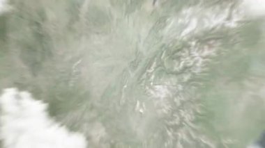 Dünya, Grenoble, Fransa 'daki uzaydan Grenoble Swing' e yakınlaşır. Arkasından bulutlar ve atmosferden uzaya zum geliyor. Uydu görüntüsü. Seyahat girişi
