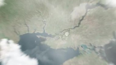 Dünya, Özgürlük Meydanı 'nda, uzaydan Kherson, Ukrayna' ya yakınlaşacak. Arkasından bulutlar ve atmosferden uzaya zum geliyor. Uydu görüntüsü. Seyahat girişi