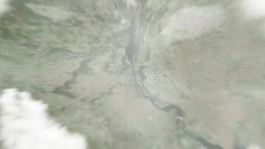 Dünya, Bağımsızlık Meydanı 'ndaki Ukrayna' nın başkenti Kyiv 'e uzaydan yaklaşıyor. Arkasından bulutlar ve atmosferden uzaya zum geliyor. Uydu görüntüsü. Seyahat girişi