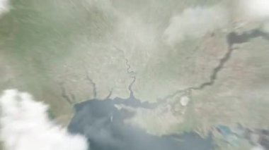 Dünya, uzaydan Mykolayiv, Ukrayna 'ya yakınlaşır. Arkasından bulutlar ve atmosferden uzaya zum geliyor. Uydu görüntüsü. Seyahat girişi