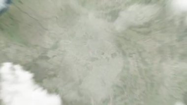 Dünya uzaydan Reims, Fransa 'ya, Royale Meydanı' na yaklaşıyor. Arkasından bulutlar ve atmosferden uzaya zum geliyor. Uydu görüntüsü. Seyahat girişi