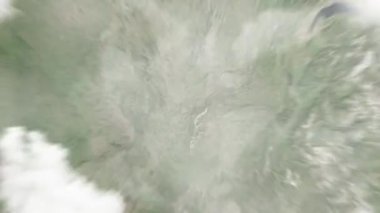 Dünya uzaydan Saint-Etienne, Fransa 'ya, Jean Jaures Meydanı' na yakınlaşacak. Arkasından bulutlar ve atmosferden uzaya zum geliyor. Uydu görüntüsü. Seyahat girişi