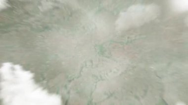Dünya uzaydan Sumy 'ye, Ukrayna' dan Şehir Meydanı 'na yakınlaşacak. Arkasından bulutlar ve atmosferden uzaya zum geliyor. Uydu görüntüsü. Seyahat girişi