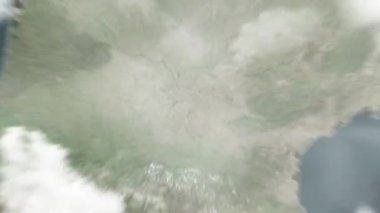 Dünya, Capitole de Toulouse 'daki Toulouse, Fransa' ya uzaydan yaklaşıyor. Arkasından bulutlar ve atmosferden uzaya zum geliyor. Uydu görüntüsü. Seyahat girişi