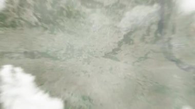 Dünya uzaydan Zhytomyr, Ukrayna 'ya yakınlaşır. Arkasından bulutlar ve atmosferden uzaya zum geliyor. Uydu görüntüsü. Seyahat girişi