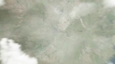 Dünya, Texas Capitol 'de uzaydan Austin' e yakınlaşır. Arkasından bulutlar ve atmosferden uzaya zum geliyor. Uydu görüntüsü. Seyahat girişi