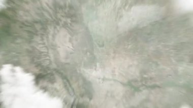 Dünya uzaydan Colorado Springs, ABD 'deki Pioneers Müzesi' ne yakınlaşacak. Arkasından bulutlar ve atmosferden uzaya zum geliyor. Uydu görüntüsü. Seyahat girişi