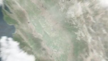 Dünya, ABD 'deki County Superior Court' ta uzaydan Fresno 'ya yakınlaşacak. Arkasından bulutlar ve atmosferden uzaya zum geliyor. Uydu görüntüsü. Seyahat girişi