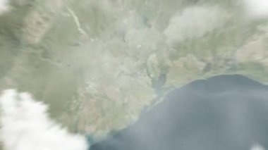 Dünya, uzaydan Houston 'a, ABD' nin Belediye Binası 'na yakınlaşacak. Arkasından bulutlar ve atmosferden uzaya zum geliyor. Uydu görüntüsü. Seyahat girişi