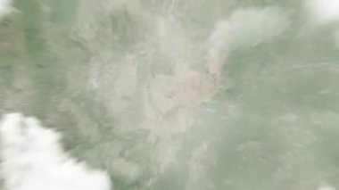 Dünya uzaydan Lexington, ABD 'ye yakınlaşacak. Arkasından bulutlar ve atmosferden uzaya zum geliyor. Uydu görüntüsü. Seyahat girişi