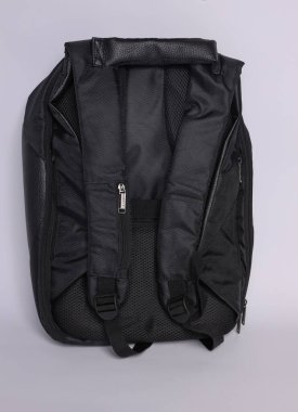 Siyah renkli eter seyahat çantası arka görünüm izole edilmiş beyaz arkaplan maketi