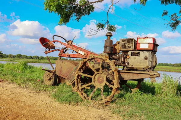 Old Rusty Tractor Field Blue Sky Background — Stock Photo, Image