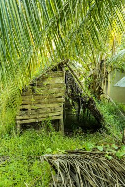 Sahada mavi arka planlı paslı bir traktör var..
