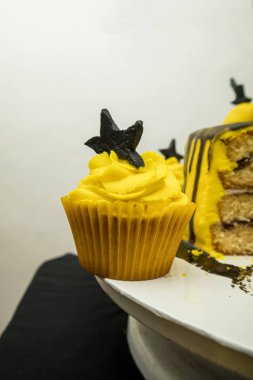 Cadılar Bayramı kekleri siyah ve sarı krema ve yıldızlarla süslenmiş.