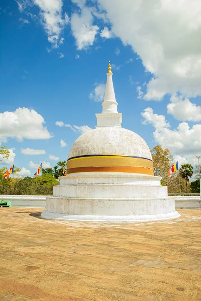 Ruwanwali maha saya beyaz stupa mavi gökyüzü ve beyaz bulutlar Anuradhapuraya, Sri lanka.