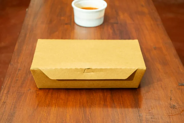 咖啡店木制桌子上的褐色纸盒 库存照片 — 图库照片
