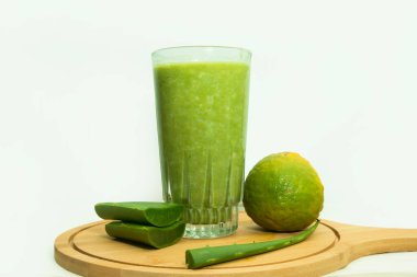 Aloe vera ve limonlu sağlıklı yeşil smoothie..