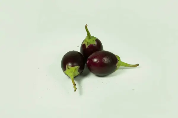 Beyaz arka planda patlıcan ya da patlıcan sebzesi.