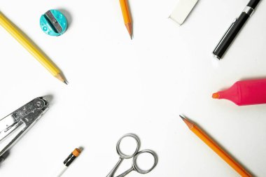 Okul malzemeleri beyaz arka planda. Okula dönelim. Boşluğu kopyala.