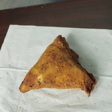 Beyaz bir kağıt üzerinde gevrek kroketler..