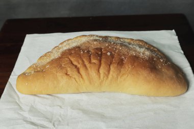 Beyaz kağıt arkaplanda şekerli ekmek, üst görünüm, kopyalama alanı