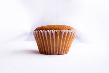 Beyaz arka planda bir stüdyoda kek. 