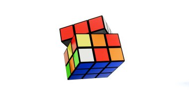 Renkli Rubik küpbeyaz arka plan üzerinde izole