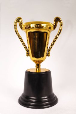 Altın kupa beyazda izole edilmiş