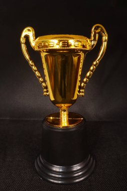 Siyah arkaplanda izole edilmiş altın kupa
