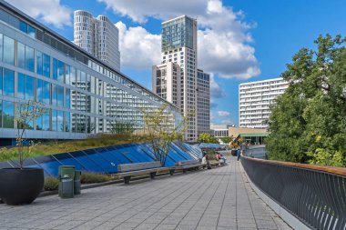 Berlin, Almanya - 4 Eylül 2022: Yukarı Batı (veya Atlas Kulesi) ve Zoofenster ile Breitscheidplatz 'ın ufuk çizgisindeki Bikini-Haus alışveriş merkezinin terasından görüntü