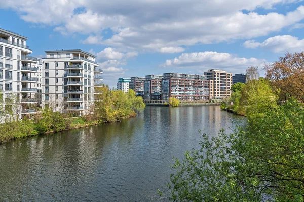 Berlin, Almanya - 28 Nisan 2022: Spreekreuz - Charlottenburg Kanalı 'nın güney ucunda yer alan ve hem Spree Nehri hem de Landwehr Kanalı ile Roentgenbruecke Köprüsü' nden görülebilen modern yerleşim evleri ile birleştiği yer.