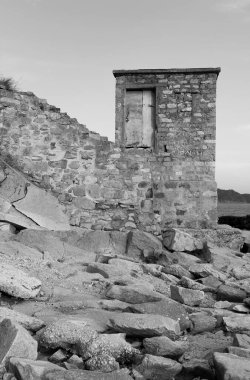 Hong Kong 'daki terk edilmiş taş evin dışı.