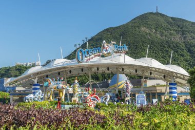 Hong Kong, Çin - 24 Temmuz 2022 Ocean Park Hong Kong Girişi. Ocean Park bir hayvan temalı parktır ve Hong Kong 'un en ünlü eğlence parklarından biridir..