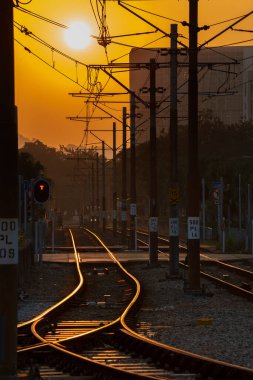 Gün batımında Hong Kong 'da Light Rail' in demiryolu hattı.