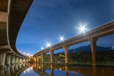 Geceleri nehrin karşısındaki yüksek bir yolun altında.