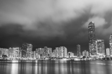 Geceleri Hong Kong şehrinin silueti ve limanı.