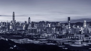 Gün batımında Çin 'in Shenzhen şehrinin ufuk çizgisi manzarası. Hong Kong sınırından görüldü.