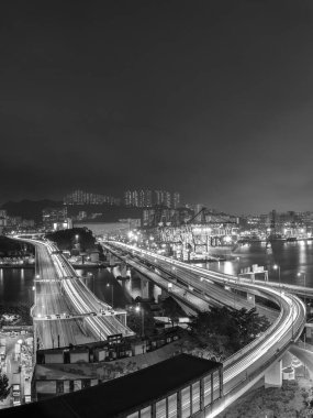 Hong Kong 'daki Cargor Limanı ve Karayolu Gece Manzarası